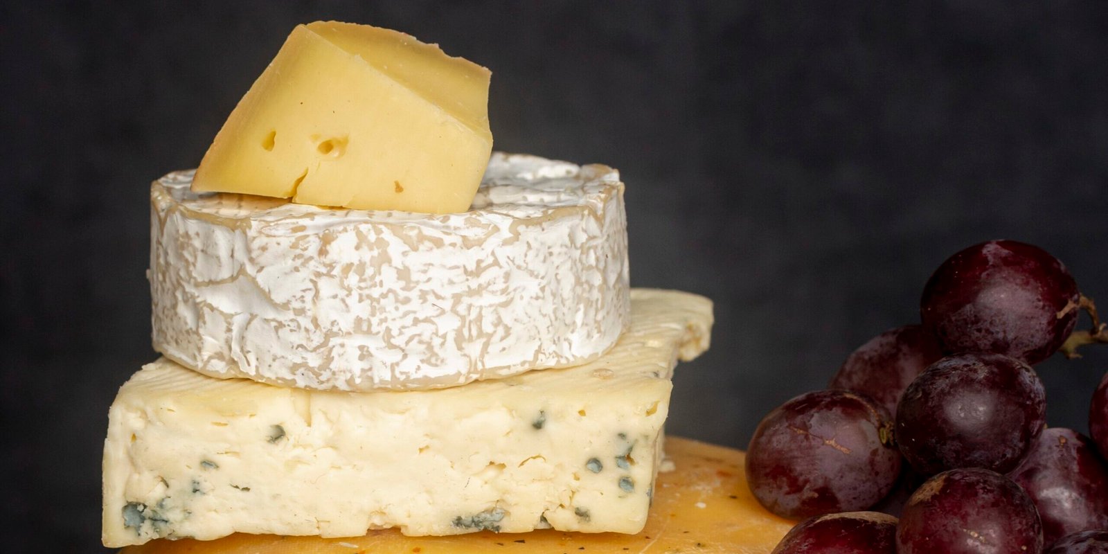 close-up-variety-cheese-with-grapes