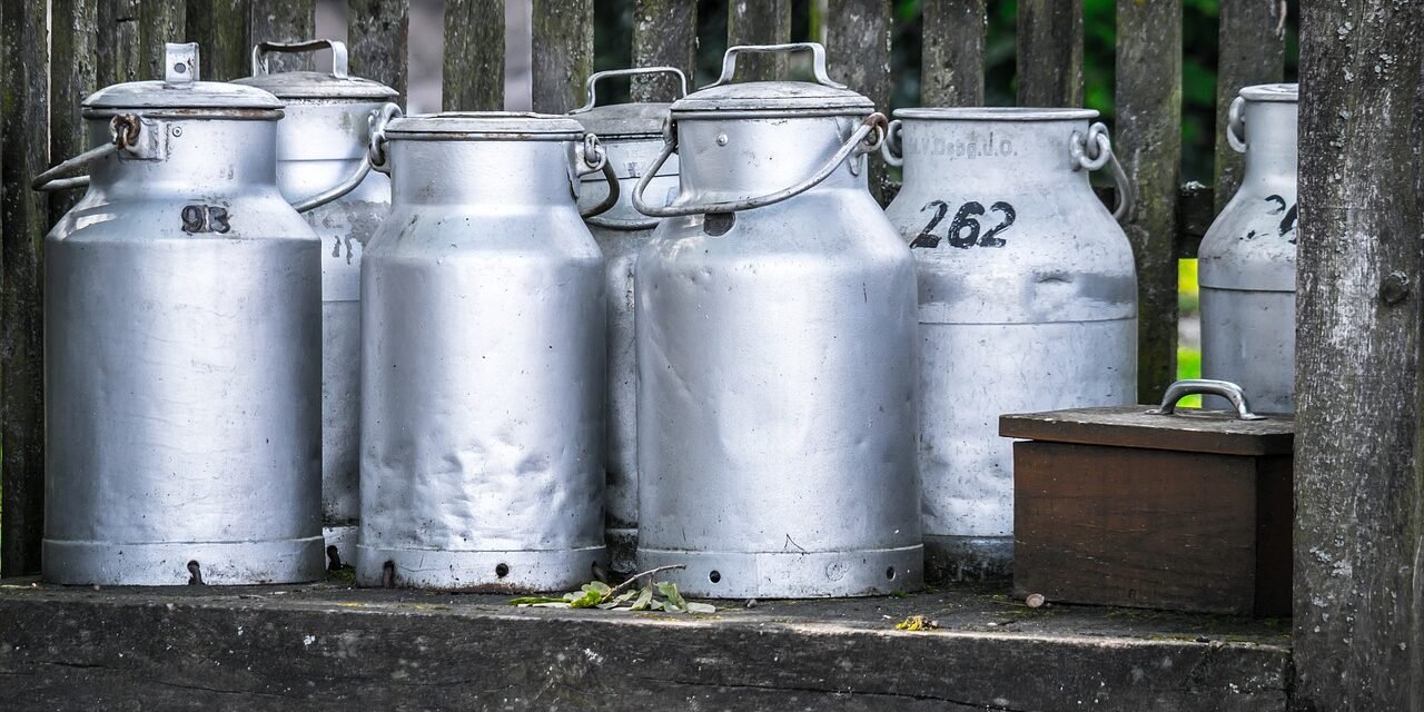 milk-cans-1659157_1280