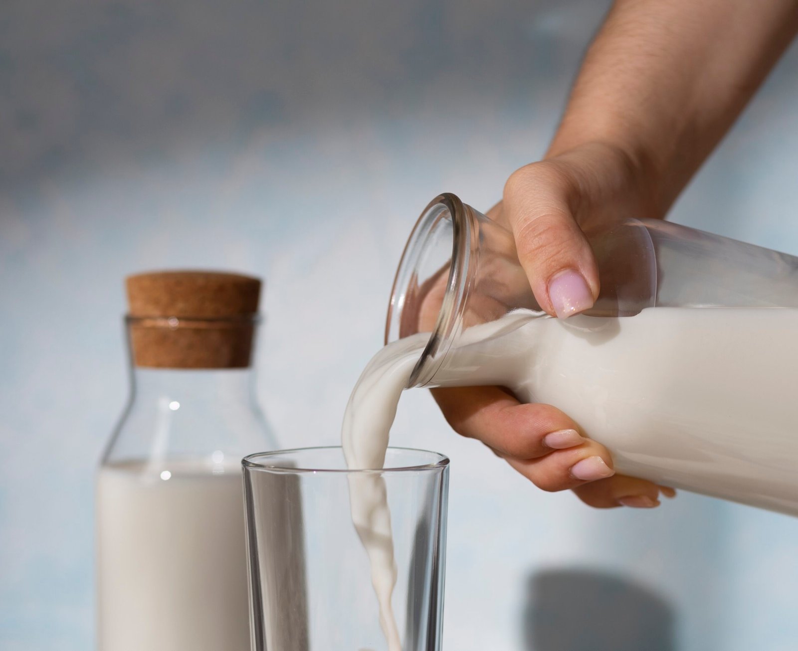 bottle-milk-with-sweet-cookies