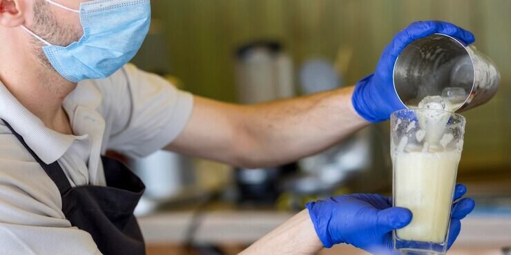 garcom-com-luvas-e-mascara-trabalhando_23-2148645151