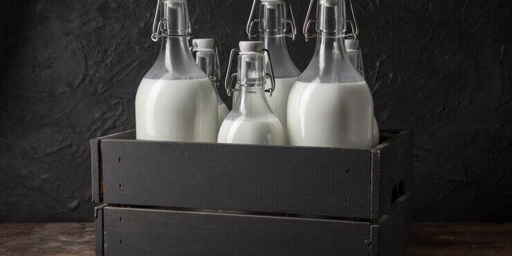 garrafas-de-leite-arranjo-natureza-morta_23-2150642901