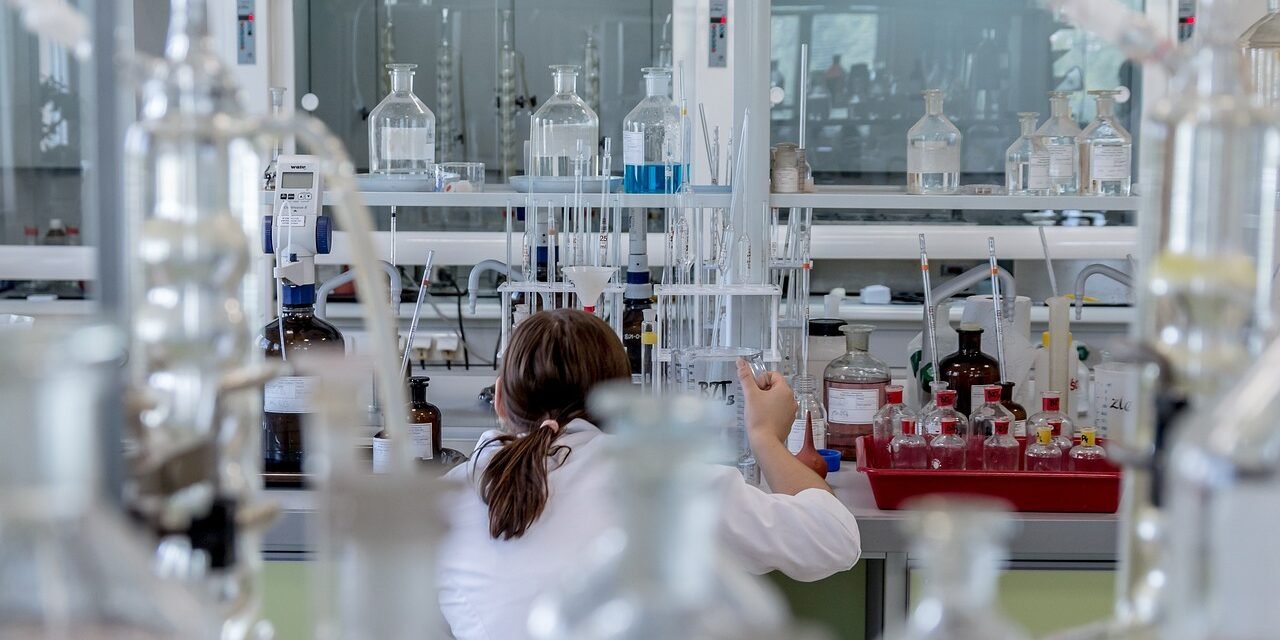 chemist-2815640_1280