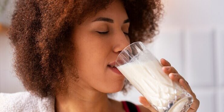 vista-lateral-mulher-bebendo-leite_23-2150241144