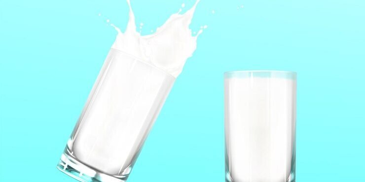 leite-em-copo-com-respingo-de-bebida-lactea-branca-em-turquesa_107791-6672