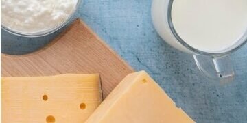 acima-vista-arranjo-com-produtos-lacteos_23-2148601703