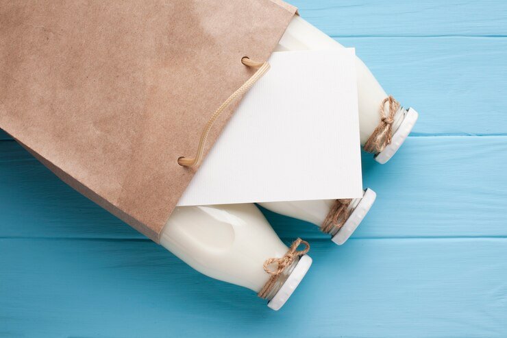 close-up-garrafas-de-leite-e-cartao-branco_23-2148239933