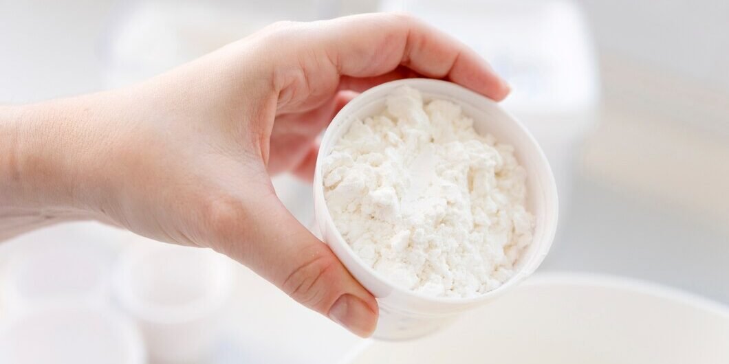 mulher-cozinhar-em-cozinha_23-2147958937