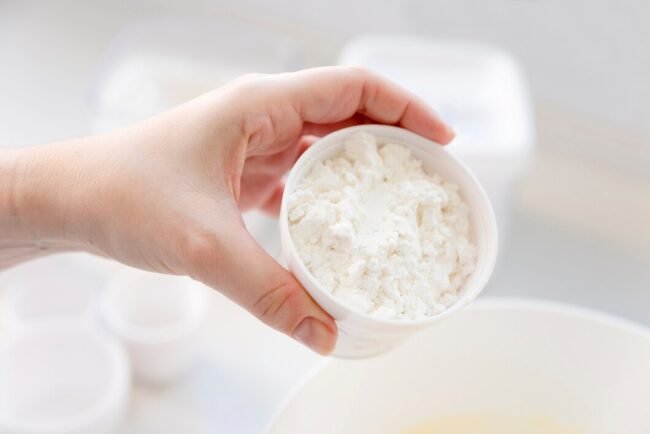 mulher-cozinhar-em-cozinha_23-2147958937