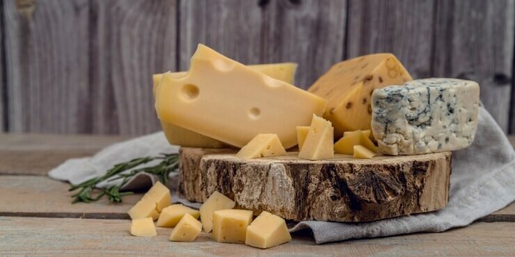 sortido-saboroso-close-up-de-queijo-na-mesa_23-2148430181