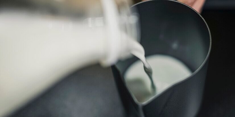 alto-angulo-de-barista-derramando-leite_23-2148523066