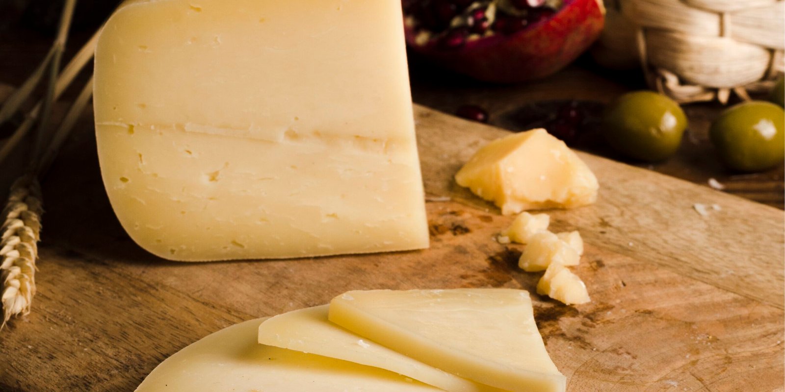 delicioso-buffet-com-queijo-na-placa-de-madeira