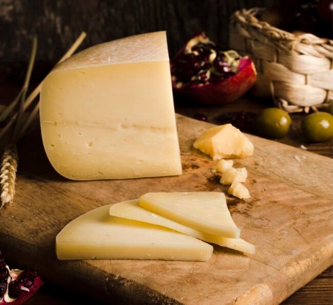 delicioso-buffet-com-queijo-na-placa-de-madeira