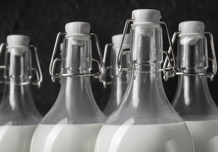garrafas-de-leite-arranjo-natureza-morta_23-2150642895